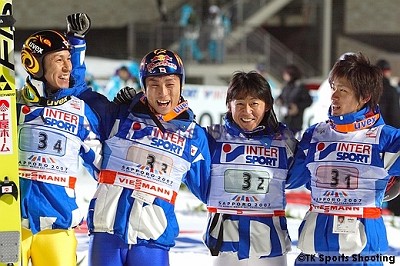 喜びに湧く日本チーム（左から葛西、伊東、岡部、栃本）