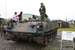 ７３式装甲車